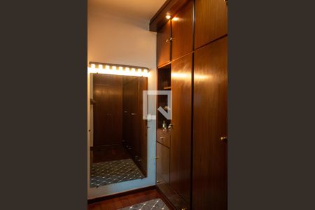 Casa à venda com 611m², 5 quartos e 4 vagas Casa à venda com 611m², 5 quartos e 4 vagasQuarto 1