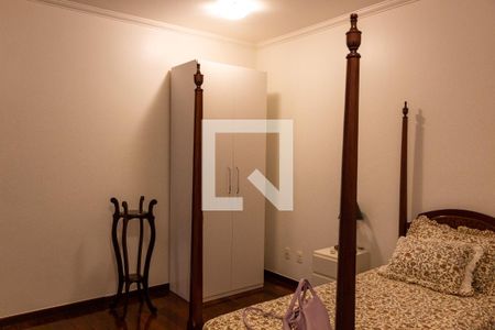 Casa à venda com 611m², 5 quartos e 4 vagas Casa à venda com 611m², 5 quartos e 4 vagasQuarto 4