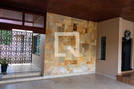 Casa à venda com 611m², 5 quartos e 4 vagas Casa à venda com 611m², 5 quartos e 4 vagasÁrea comum