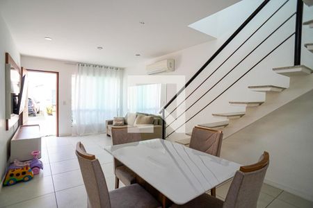 Casa de condomínio à venda com 120m², 3 quartos e 2 vagasSala