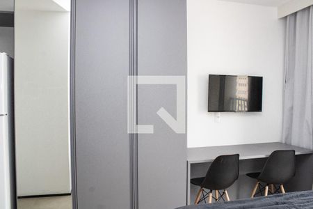 Quarto, armário, mesa, cadeiras, TV  de kitnet/studio para alugar com 1 quarto, 22m² em Indianópolis, São Paulo