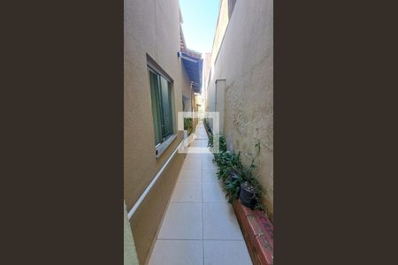 Casa de condomínio à venda com 160m², 2 quartos e 2 vagas Casa de condomínio à venda com 160m², 2 quartos e 2 vagasCorredor de acesso à casa germinada