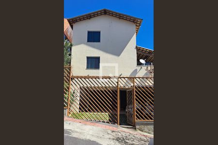 Casa de condomínio à venda com 160m², 2 quartos e 2 vagas Casa de condomínio à venda com 160m², 2 quartos e 2 vagasFachada