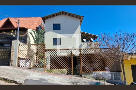 Casa de condomínio à venda com 160m², 2 quartos e 2 vagas Casa de condomínio à venda com 160m², 2 quartos e 2 vagasFachada