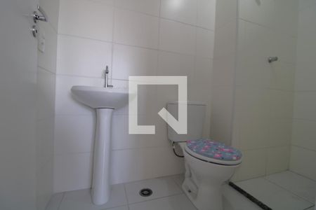 Banheiro de apartamento para alugar com 1 quarto, 27m² em Jardim Itacolomi, São Paulo