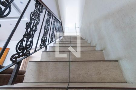 Escada de casa para alugar com 3 quartos, 210m² em Vila Buenos Aires, São Paulo
