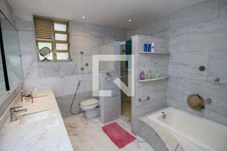 Apartamento à venda com 290m², 4 quartos e 1 vaga Apartamento à venda com 290m², 4 quartos e 1 vagaBanheiro da Suíte
