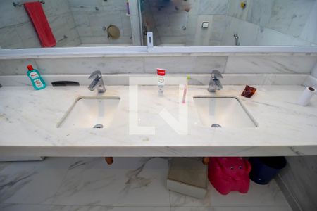 Apartamento à venda com 290m², 4 quartos e 1 vaga Apartamento à venda com 290m², 4 quartos e 1 vagaBanheiro da Suíte