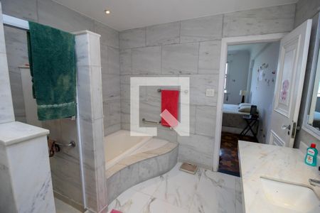 Apartamento à venda com 290m², 4 quartos e 1 vaga Apartamento à venda com 290m², 4 quartos e 1 vagaBanheiro da Suíte