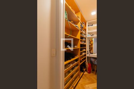 Apartamento à venda com 235m², 4 quartos e 4 vagas Apartamento à venda com 235m², 4 quartos e 4 vagasCloset da Suíte 1