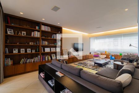 Apartamento à venda com 235m², 4 quartos e 4 vagas Apartamento à venda com 235m², 4 quartos e 4 vagasSala