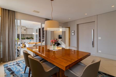 Apartamento à venda com 235m², 4 quartos e 4 vagas Apartamento à venda com 235m², 4 quartos e 4 vagasSala de Jantar