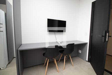 Sala, mesa, cadeiras, TV  de kitnet/studio à venda com 1 quarto, 21m² em Indianópolis, São Paulo