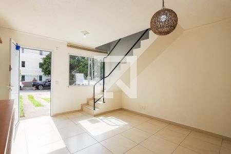 Sala de casa de condomínio para alugar com 2 quartos, 84m² em Jardim Ísis, Cotia