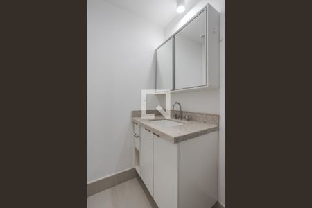 Banheiro de apartamento à venda com 1 quarto, 29m² em Auxiliadora, Porto Alegre