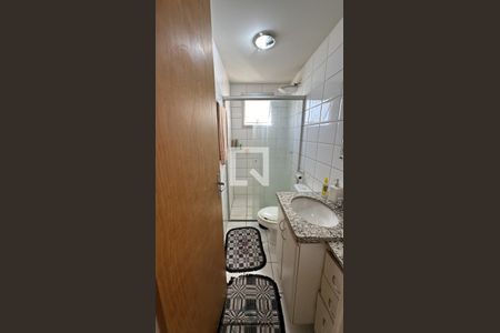 Banheiro de apartamento para alugar com 2 quartos, 58m² em Residencial Eldorado, Goiânia