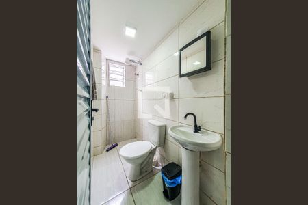 Banheiro de kitnet/studio para alugar com 1 quarto, 18m² em Jaguaré, São Paulo