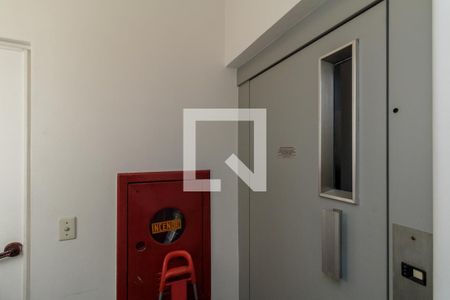 Apartamento à venda com 236m², 4 quartos e 3 vagas Apartamento à venda com 236m², 4 quartos e 3 vagasHall de Serviço Privativo