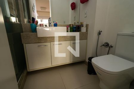 Apartamento à venda com 320m², 3 quartos e 4 vagas Apartamento à venda com 320m², 3 quartos e 4 vagasBanheiro da Suíte 2