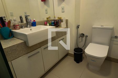 Apartamento à venda com 320m², 3 quartos e 4 vagas Apartamento à venda com 320m², 3 quartos e 4 vagasBanheiro da Suíte 2
