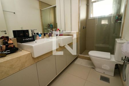 Apartamento à venda com 320m², 3 quartos e 4 vagas Apartamento à venda com 320m², 3 quartos e 4 vagasBanheiro da Suíte 1