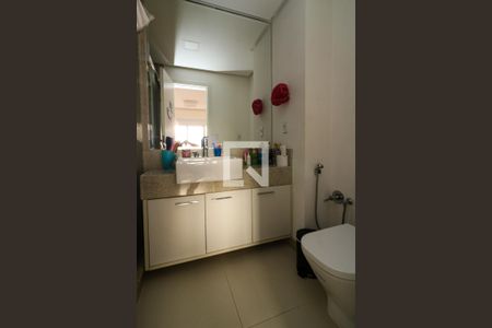 Apartamento à venda com 320m², 3 quartos e 4 vagas Apartamento à venda com 320m², 3 quartos e 4 vagasBanheiro da Suíte 2