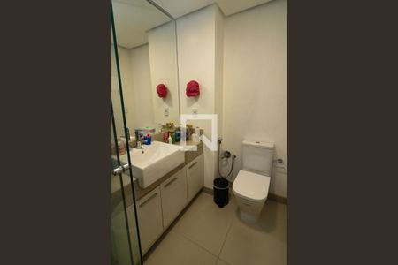 Apartamento à venda com 320m², 3 quartos e 4 vagas Apartamento à venda com 320m², 3 quartos e 4 vagasBanheiro da Suíte 2