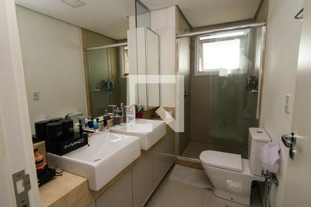 Apartamento à venda com 320m², 3 quartos e 4 vagas Apartamento à venda com 320m², 3 quartos e 4 vagasBanheiro da Suíte 1