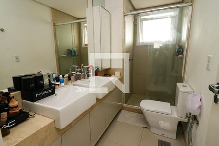 Apartamento à venda com 320m², 3 quartos e 4 vagas Apartamento à venda com 320m², 3 quartos e 4 vagasBanheiro da Suíte 1