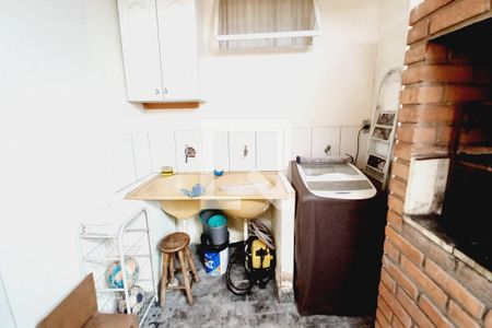 Casa à venda com 166m², 4 quartos e 4 vagas Casa à venda com 166m², 4 quartos e 4 vagasDetalhe da Área de Serviço