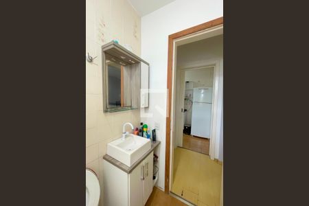 Banheiro de apartamento à venda com 1 quarto, 51m² em Jardim do Salso, Porto Alegre
