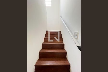 Escada de casa para alugar com 3 quartos, 200m² em Vila Paulista, São Paulo