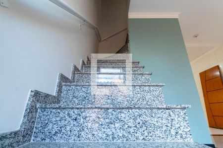 Escada de casa de condomínio para alugar com 2 quartos, 63m² em Vila Ponte Rasa, São Paulo