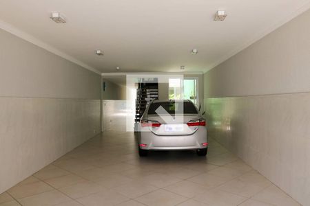 Casa à venda com 430m², 4 quartos e 5 vagas Casa à venda com 430m², 4 quartos e 5 vagasGaragem