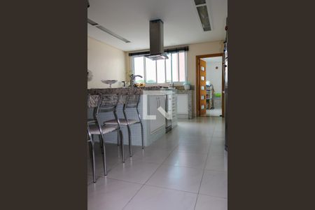 Casa à venda com 430m², 4 quartos e 5 vagas Casa à venda com 430m², 4 quartos e 5 vagasCozinha