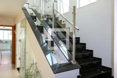 Casa à venda com 430m², 4 quartos e 5 vagas Casa à venda com 430m², 4 quartos e 5 vagasEscada para 2º andar