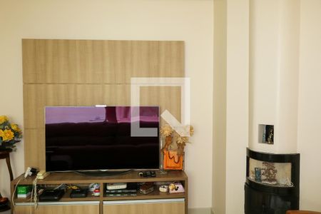 Casa à venda com 430m², 4 quartos e 5 vagas Casa à venda com 430m², 4 quartos e 5 vagasSala de TV