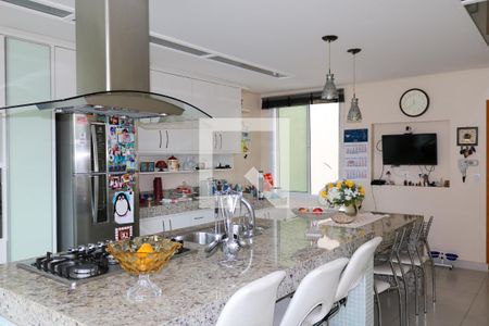 Casa à venda com 430m², 4 quartos e 5 vagas Casa à venda com 430m², 4 quartos e 5 vagasCozinha