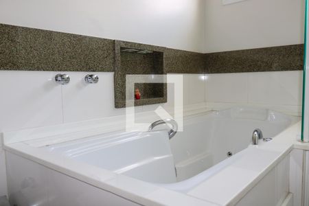 Casa à venda com 430m², 4 quartos e 5 vagas Casa à venda com 430m², 4 quartos e 5 vagasSuíte 1 - Banheiro