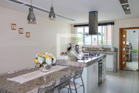 Casa à venda com 430m², 4 quartos e 5 vagas Casa à venda com 430m², 4 quartos e 5 vagasCozinha