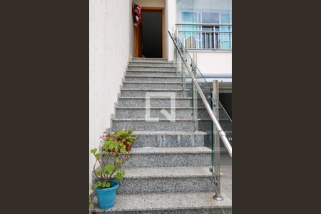 Casa à venda com 430m², 4 quartos e 5 vagas Casa à venda com 430m², 4 quartos e 5 vagasEscada de Entrada