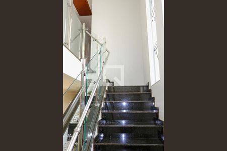 Casa à venda com 430m², 4 quartos e 5 vagas Casa à venda com 430m², 4 quartos e 5 vagasEscada para 2º andar