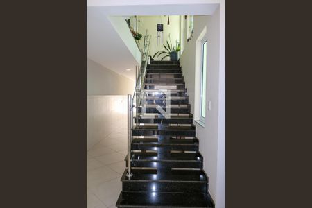 Casa à venda com 430m², 4 quartos e 5 vagas Casa à venda com 430m², 4 quartos e 5 vagasEscada garagem acesso 1º andar