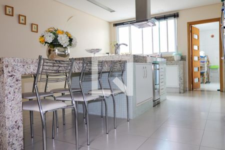 Casa à venda com 430m², 4 quartos e 5 vagas Casa à venda com 430m², 4 quartos e 5 vagasCozinha