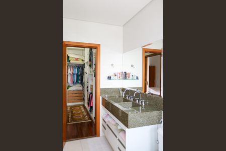 Casa à venda com 430m², 4 quartos e 5 vagas Casa à venda com 430m², 4 quartos e 5 vagasSuíte 1 - Banheiro