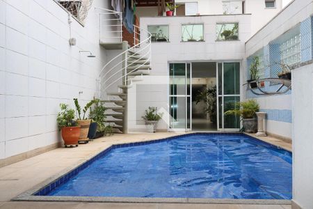 Casa à venda com 430m², 4 quartos e 5 vagas Casa à venda com 430m², 4 quartos e 5 vagasÁrea Gourmet - Piscina