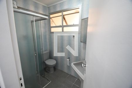 Banheiro de apartamento à venda com 1 quarto, 56m² em Centro, Campinas