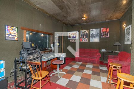 Casa à venda com 450m², 4 quartos e 8 vagas Casa à venda com 450m², 4 quartos e 8 vagasEstúdio de som