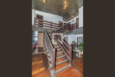 Casa à venda com 450m², 4 quartos e 8 vagas Casa à venda com 450m², 4 quartos e 8 vagasEscada