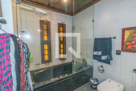 Casa à venda com 450m², 4 quartos e 8 vagas Casa à venda com 450m², 4 quartos e 8 vagasBanheiro da Suíte